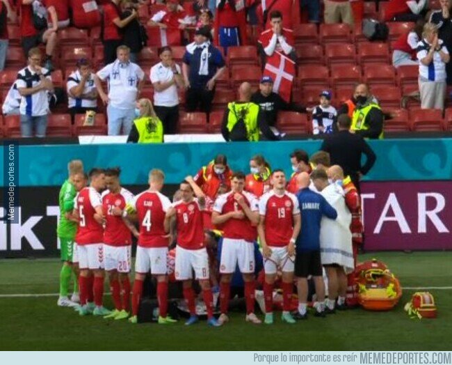 1137298 - Los jugadores de Dinamarca bloqueando las cámaras mientras reanimaban a Eriksen. Equipo