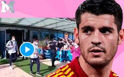 Enlace a El vídeo que ha indignado a todo el mundo de la selección española pasando completamente de la afición en Sevilla