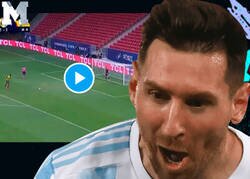 Enlace a Brutal: Messi como nunca antes lo habíamos visto cargando contra Yerry Mina tras su penalti frente a Argentina
