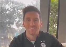 Enlace a El saludo de Messi a Don Hernán. Un abuelito de 100 años que ha registrado todos sus goles a mano
