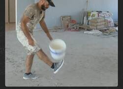 Enlace a Ali Turgut es un hombre de Urfa (Turquía) que se hizo viral por ser capaz de darle toques a un cubo de pintura como si de un balón de fútbol se tratase