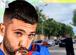 Enlace a Tremendo: un aficionado le hace varias peinetas a Jordi Alba en plena calle y el jugador le responde desde el coche