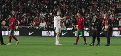 Enlace a Cristiano dejó a Fernando Santos con la mano extendida por un cabreo al final del partido.