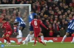 Enlace a El efecto que le da Thiago al balón en este gol es hipnotizante.