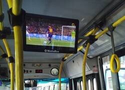 Enlace a Un autobus que te pasa los goles de Messi