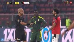 Enlace a El momento en que el árbitro le ofrece silbato y tarjetas a Salah para que dirija él