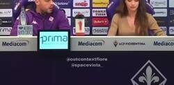 Enlace a Cabral disfrutando de la jefa de prensa de la Fiorentina con la mirada