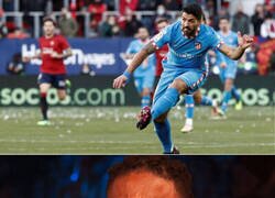 Enlace a El increíble gol de Luis Suárez desde su casa