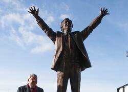 Enlace a La espectacular estatua de Ferguson regalo del Aberdeen FC. Lo han clavado.