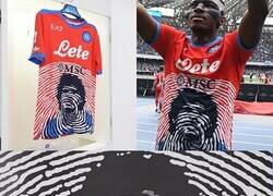 Enlace a La camiseta en homenaje a Maradona que diseñó el Napoli