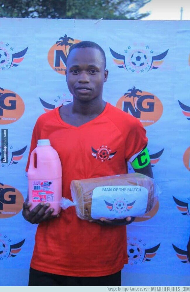 1158668 - Por siempre un fan de los premios MVP del fútbol de Uganda. Yogurt y pan tajado.