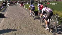 Enlace a Yves Lampaert es derribado por un fanático mientras disputaba el podio en la París-Roubaix. ¿Quién controla esto?