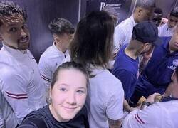 Enlace a Esta jugadora del femenino del PSG se encontró a algunos fanáticos en el ascensor.