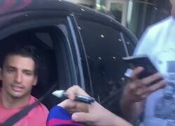 Enlace a Así reaccionó Carlos Sainz Jr. cuando le pidieron firmar una camiseta del FC Barcelona