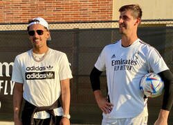 Enlace a Trae Young visita al Real Madrid disfrazado de Militao