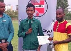 Enlace a En la liga sudanesa el premio a jugador del mes es un galón de aceite para motor.