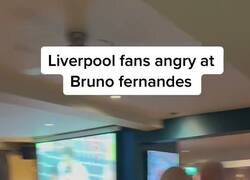 Enlace a Estos fans del Liverpool casi se comen el televisor viendo a Bruno Fernandes perder tiempo