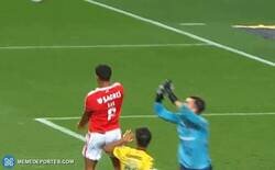 Enlace a Un árbitro en Portugal vio falta del portero aquí y pitó penalti para el Benfica...