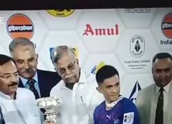 Enlace a El fútbol indio indignado por este político que aparta al jugador del partido para aparecer en la foto