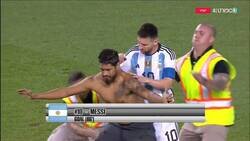 Enlace a Surreal. Messi recién anota, aparece un invasor descamisado, le firma la espalda y los de seguridad casi se lo cargan a él.