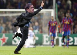 Enlace a Inzaghi cuando el árbitro pitó el final en el Camp Nou