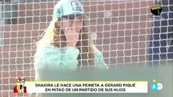Enlace a Shakira se topa con Piqué en un partido infantil y parece que le hace una peineta