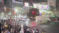 Enlace a En Japón celebran su histórica victoria tomando las calles... solo cuando está el semáforo en rojo