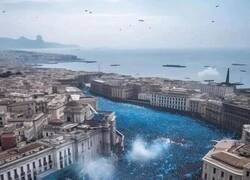 Enlace a Una espectacular marea azul se toma la ciudad de Nápoles