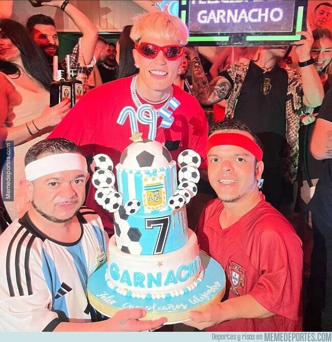 1191677 - Entonces Garnacho celebró su cumpleaños con dos enanos vestidos como Messi y Cristiano