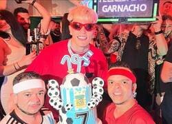 Enlace a Entonces Garnacho celebró su cumpleaños con dos enanos vestidos como Messi y Cristiano