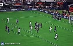Enlace a Vinicius abandona el ataque para reclamar al árbitro por un gol que nunca entró. Más fútbol, menos lloros