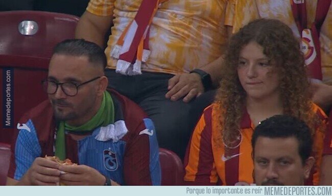 1198178 - ¿Por qué hay un fan del Trabzonspor que se parece a Bordalás viendo al Galatasaray?