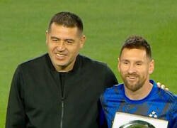 Enlace a Riquelme le regaló a Messi un punto penal para que no olvide el último mundial