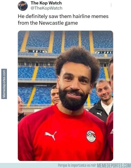 1200373 - Salah se arregla el pelo despues de ver sus memes en el partido del Newcastle