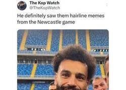 Enlace a Salah se arregla el pelo despues de ver sus memes en el partido del Newcastle