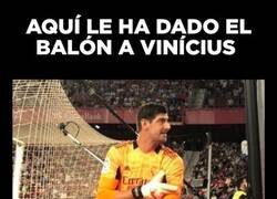 Enlace a Courtois explica donde le ha dado el balón a Vinícius, si eres Barça lo comprenderás fijoooooo