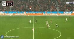Enlace a Momento histórico en la Bundesliga: Frimpong marca así el 3-0 del Leverkusen contra Bayern
