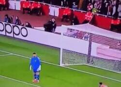 Enlace a Polémica en el Arsenal-Bayern por este penalti que el árbitro no señaló por ser demasiado 'infantil'.