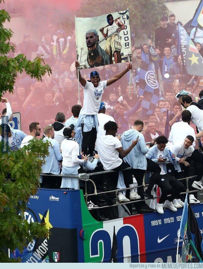 1204000 - Mucho ojo a este cartel de Dumfries 'domando' a Theo Hernández en la celebración del título del Inter