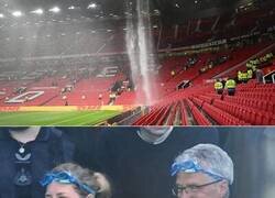 Enlace a Fans del Newcastle visitan Old Trafford con snorkels después de ver las goteras que se mandan.