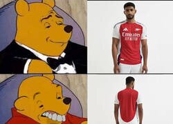 Enlace a ¿Qué le pasa a la nueva camiseta del Arsenal por detrás?