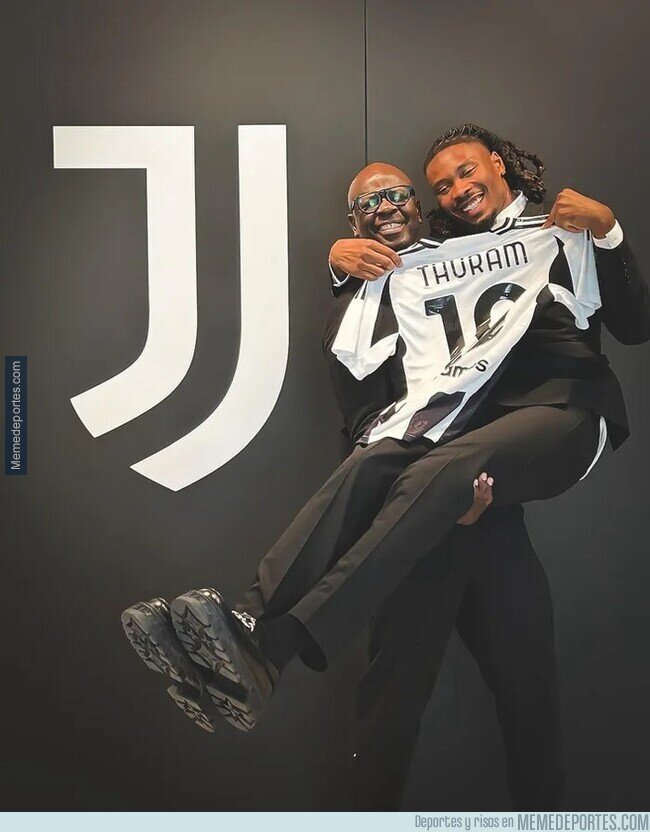 1207881 - Khephren Thuram ficha por la Juventus posando con su padre Lilian