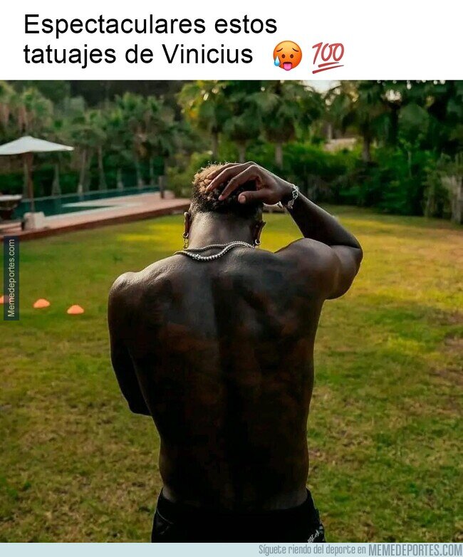 1208597 - Vinicius presume sus tatuajes