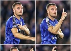 Enlace a Vardy enseñando al Tottenham que el ha ganado una premier y ellos cero