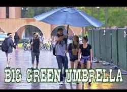 Enlace a Un paragua para dos es muy poco. Este chico tiene la solución