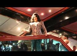 Enlace a Impresionante flashmob Drag Queen en un crucero