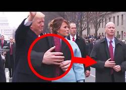 Enlace a El guardaespaldas de Donald Trump y sus brazos falsos que están dando al vuelta al mundo