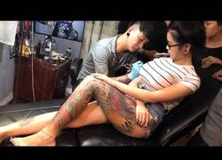 Enlace a El susto de este tatuador mientras hacía un tatuaje a esta chica con enormes pechos