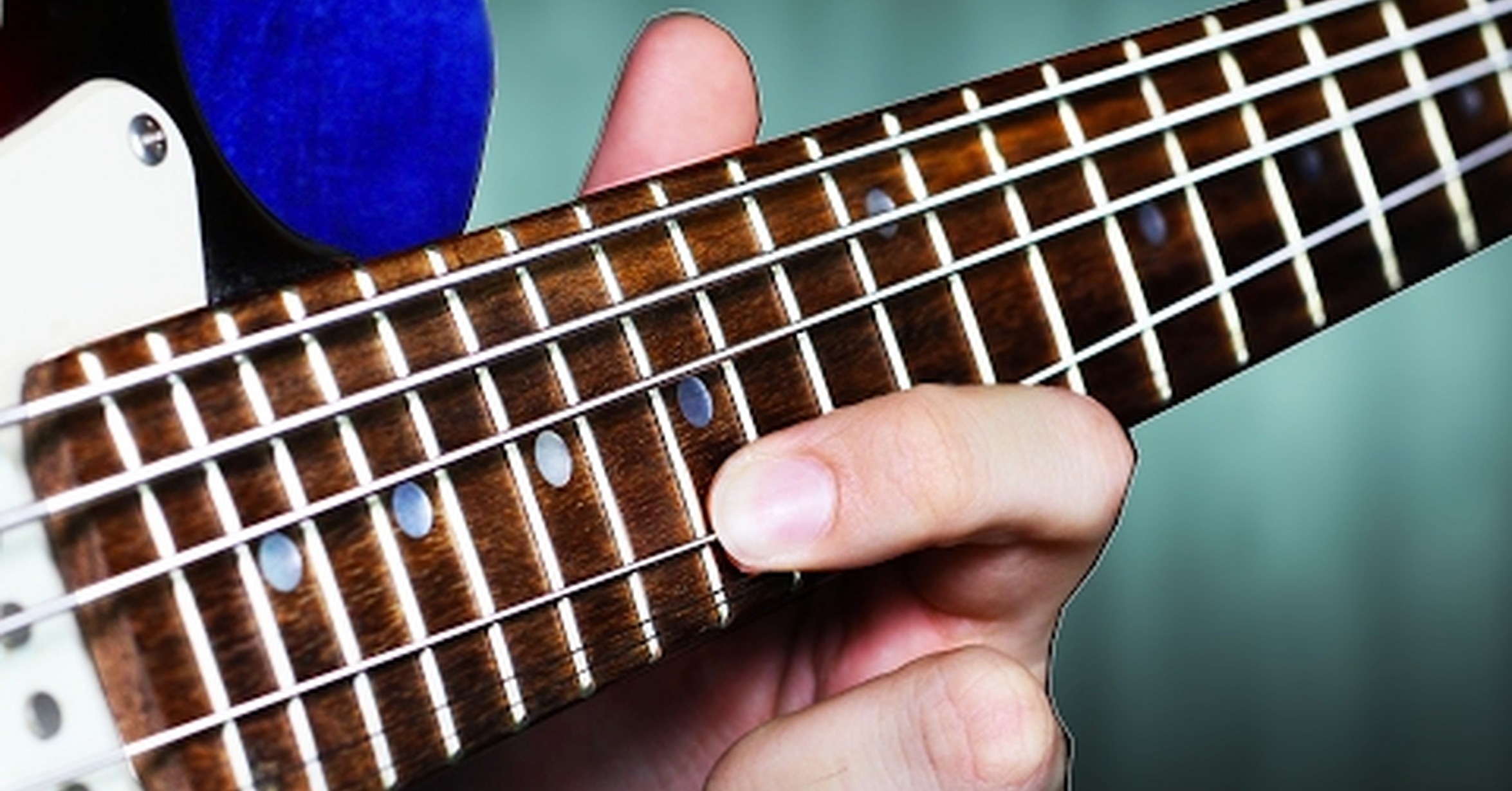 No tengo tele! / Así suenan unas cuerdas de bajo en una guitarra