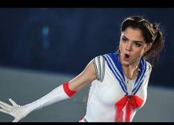 Enlace a La maravillosa actuación de Evgenia Medvedeva ambientada en Sailor Moon en patinaje sobre hielo